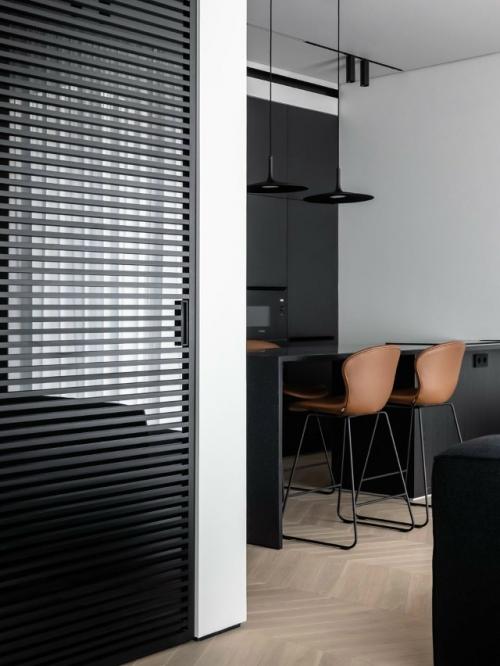 Команда Archjoint создала минималистичный интерьер, выстроенный на контрасте чёрного и белого, металле и стекле.  