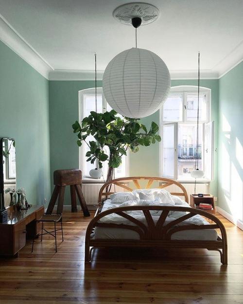 Зелёные акценты давно вышли за пределы гостиной и уверенно заняли всю квартиру - от прихожей до ванной.  