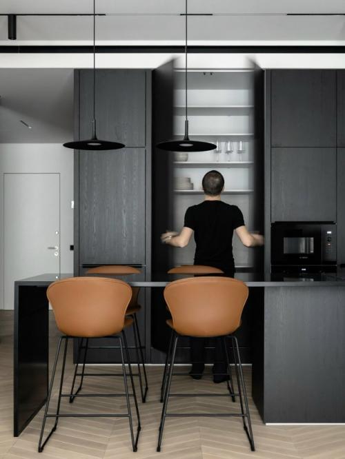 Команда Archjoint создала минималистичный интерьер, выстроенный на контрасте чёрного и белого, металле и стекле. 01