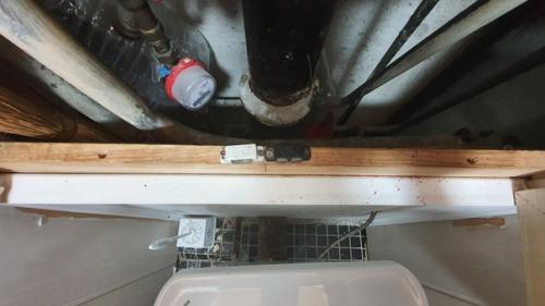 Подскажите как сделать в туалете дизайн, и что бы лбом дверь не поддерживать очень длинное горло или как оно там называется достало честно. 02