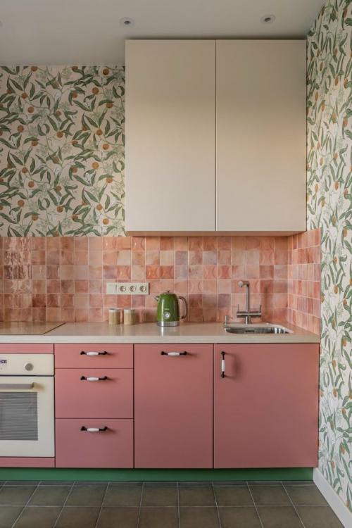 Уютная квартира в стиле кантри доказывает, что даже на небольшой площади можно создать солнечное и гармоничное пространство. 02