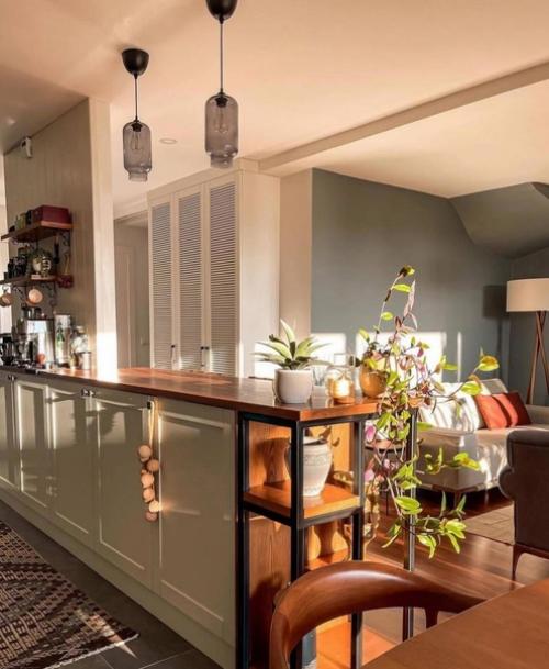 Вот, что бывает, когда окна в квартире выходят на солнечную сторону. 01