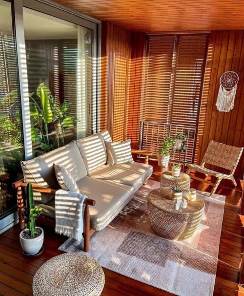 Вот, что бывает, когда окна в квартире выходят на солнечную сторону. 09