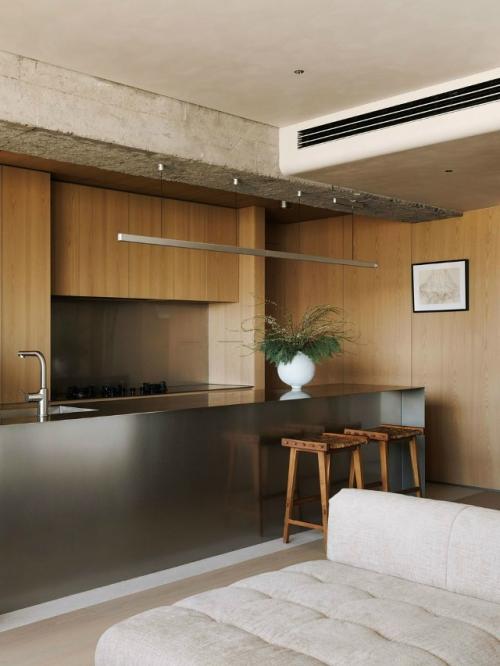 Очень красивый пример того, как минимализм может быть не холодным, а наполненным теплом и атмосферой. 03