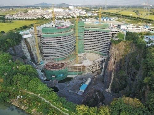 Просто фантастика!  Как из карьера сделали невероятный отель! 01