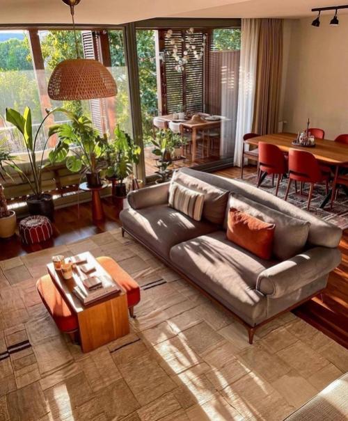 Вот, что бывает, когда окна в квартире выходят на солнечную сторону. 02