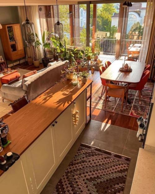 Вот, что бывает, когда окна в квартире выходят на солнечную сторону. 04