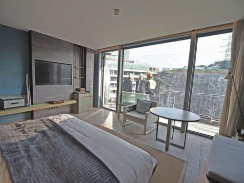 Просто фантастика!  Как из карьера сделали невероятный отель! 06