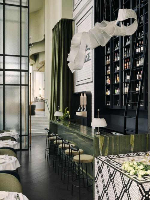 В новом ресторане на белорусской классическая эстетика встречается с атмосферой старинной библиотеки. 07