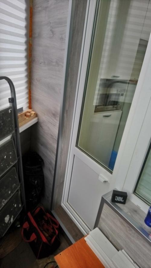 Вот такое место для релакса сделали на лоджии. 03