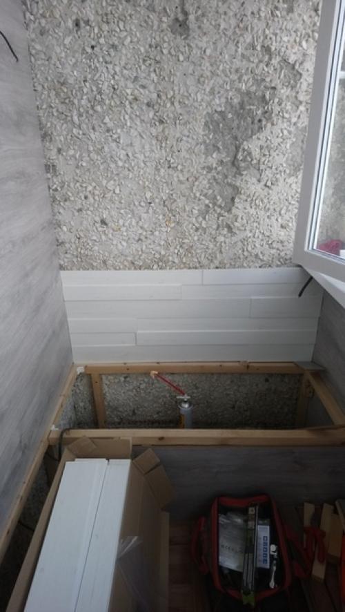 Вот такое место для релакса сделали на лоджии. 01