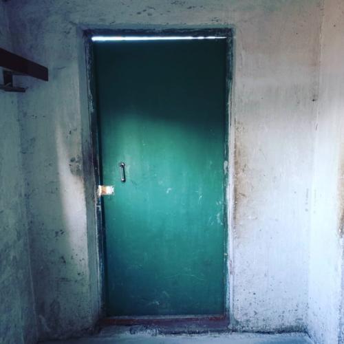 Своими руками, бюджет 25 тысяч, как тепловой карман между улицей и входом в дом.