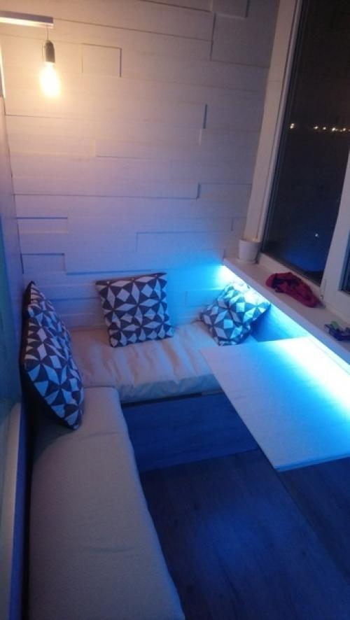 Вот такое место для релакса сделали на лоджии. 04