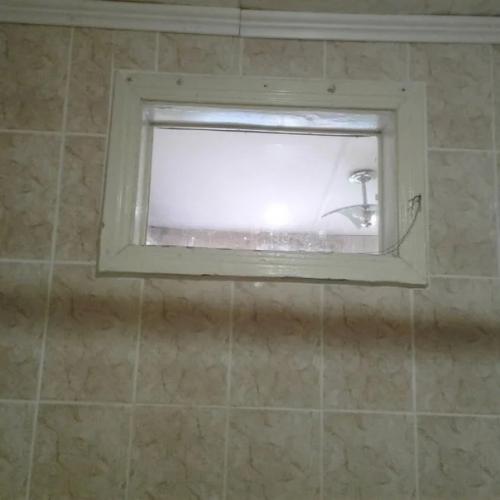 Подскажите, зачем это окошко межде ванной и кухней?  