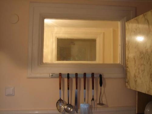 Подскажите, зачем это окошко межде ванной и кухней? 01