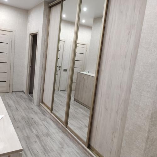 Посоветуйте, пожалуйста, как облагородить зону над комодом, длиной 4. 5 метра. 01