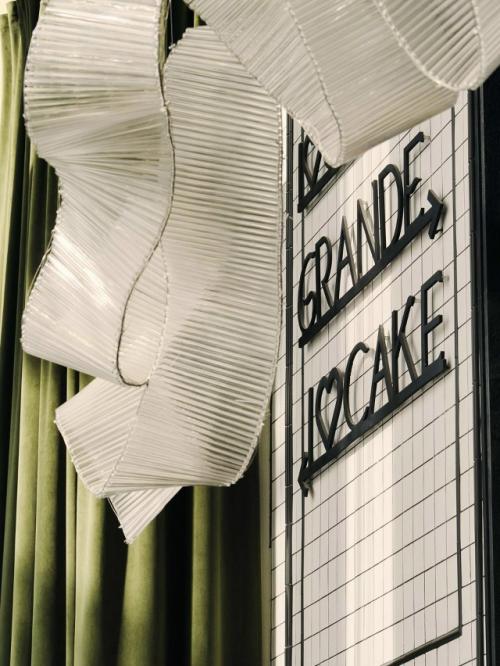 В новом ресторане на белорусской классическая эстетика встречается с атмосферой старинной библиотеки. 04