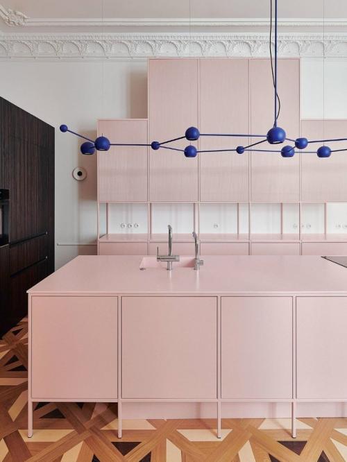 Дофаминовый интерьер - это яркое, игривое пространство, наполненное контрастами, неожиданными деталями и ощущением праздника. 01