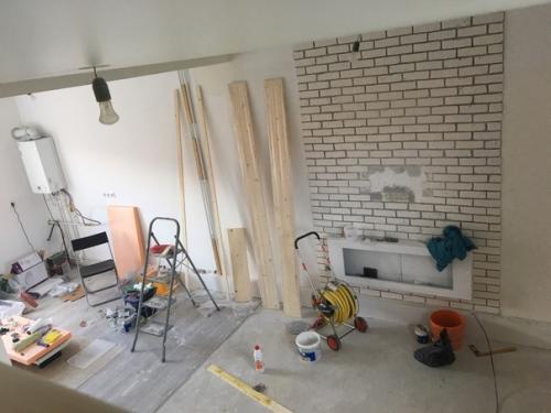 Девушка - умничка!  Ремонтом занимается полностью сама.