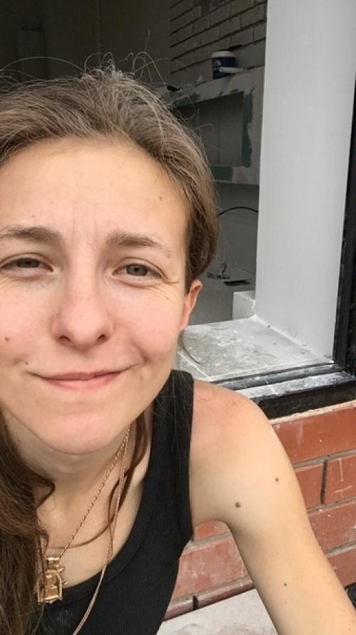 Девушка - умничка!  Ремонтом занимается полностью сама. 04