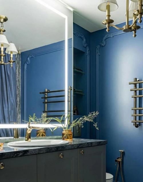 Оформление санузла сложным синим цветом. 01