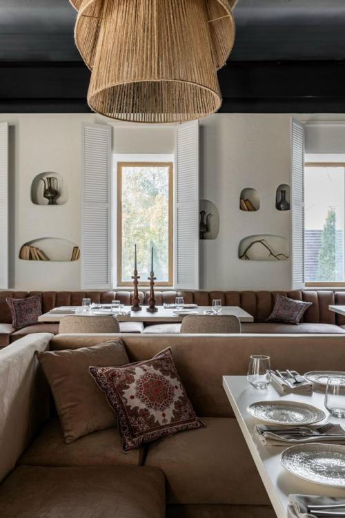 Интерьер ресторана после перезагрузки построен на смешении западных и восточных мотивов. 02