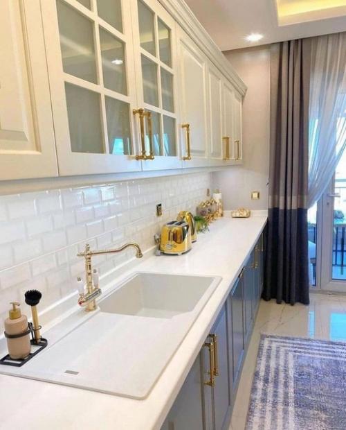 Роскошная кухня!  Особенно мне понравилось наличие в кухне достаточно большого балкона. 02