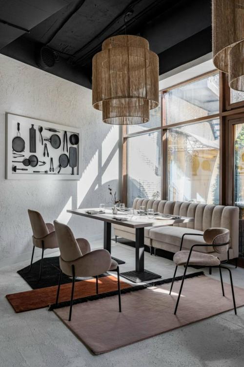 Интерьер ресторана после перезагрузки построен на смешении западных и восточных мотивов. 01