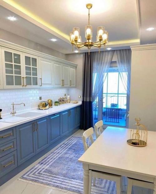 Роскошная кухня!  Особенно мне понравилось наличие в кухне достаточно большого балкона.