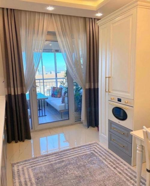 Роскошная кухня!  Особенно мне понравилось наличие в кухне достаточно большого балкона. 01