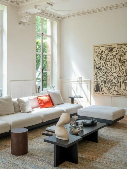 В замке бергейк под Антверпеном живут Аксель ван Ден босше, сооснователь бренда Serax, и его жена, художница и керамист мари михилссен. 

