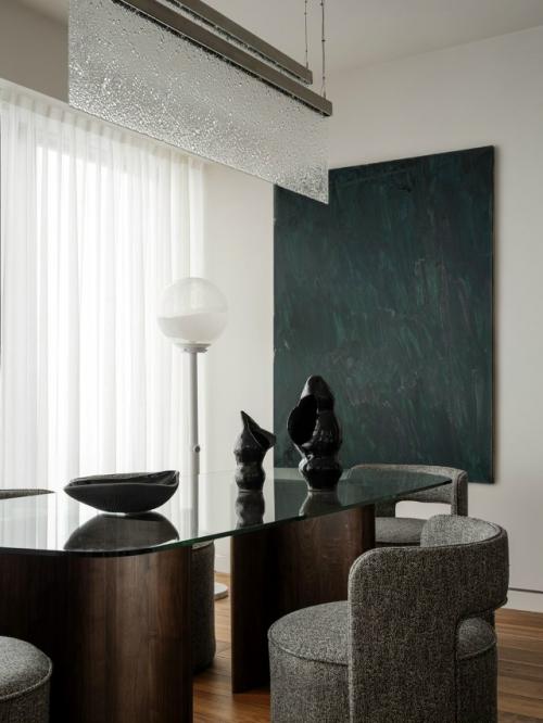 Современный интерьер для молодой пары построен на сочетании металла, зеркал и арт - объектов. 02