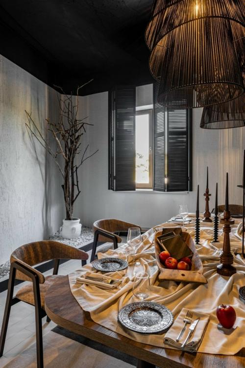 Интерьер ресторана после перезагрузки построен на смешении западных и восточных мотивов.  