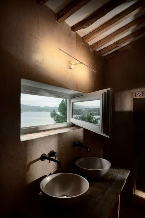 Вилла на мысе с видом на море получила новую жизнь после бережной реставрации. 01