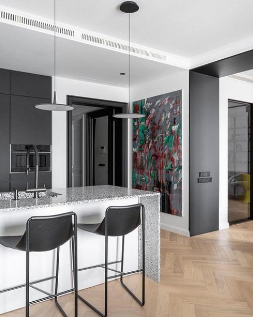 Дизайнер Александра Бурмистрова оформила сдержанный интерьер апартаментов площадью 120 кв. 04