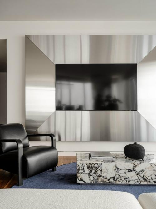 Современный интерьер для молодой пары построен на сочетании металла, зеркал и арт - объектов.  