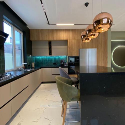 Шикарная кухня в частном доме от нашего подписчика.