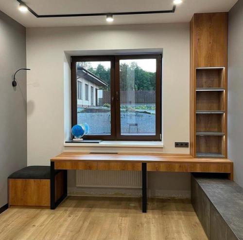 Практичный ли вариант размещения мебели вокруг окна. 06