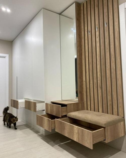 Наша прихожая.  Мебель делали на заказ, дизайн я продумывала сама, с функционалом помог мастер разобраться. 02