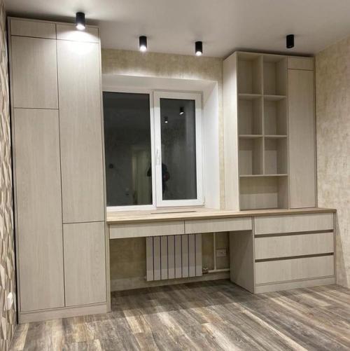 Практичный ли вариант размещения мебели вокруг окна. 04