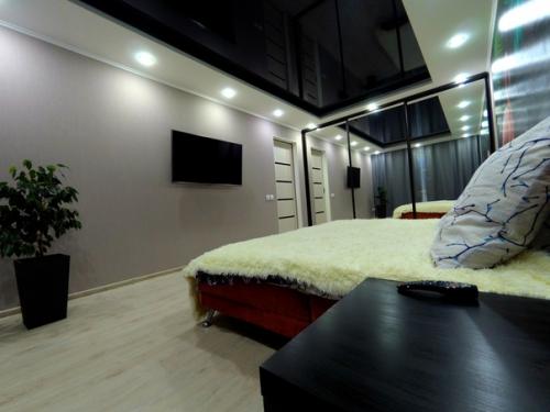 Конечно же, всё внимание на фламинго. 01