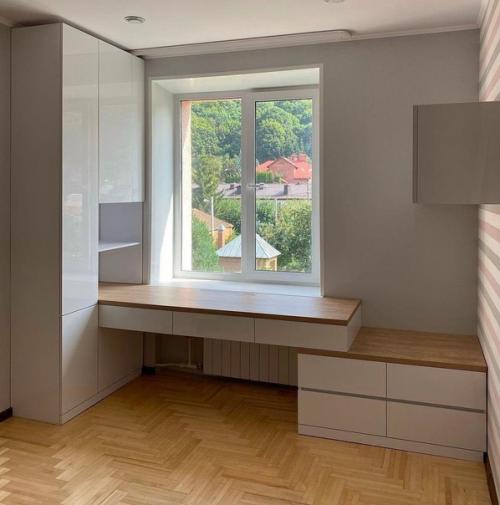 Практичный ли вариант размещения мебели вокруг окна. 02