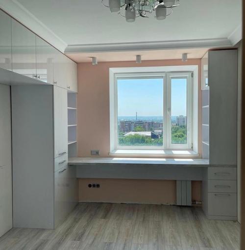 Практичный ли вариант размещения мебели вокруг окна.