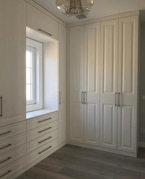 Вот повезло же кому-то с размерами квартиры целая огромная комната - шикарная гардеробная для большой семьи!