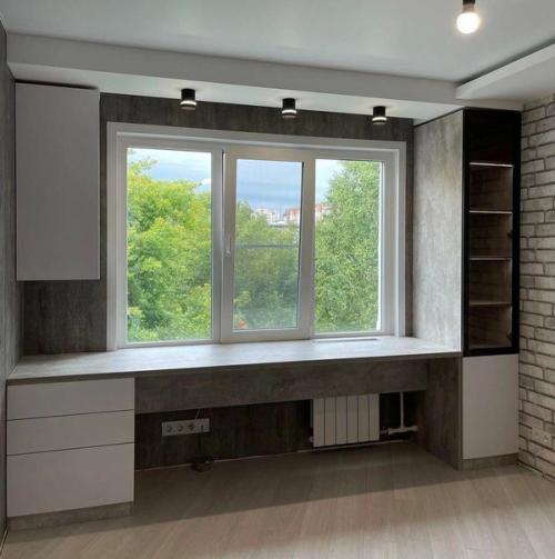 Практичный ли вариант размещения мебели вокруг окна. 05