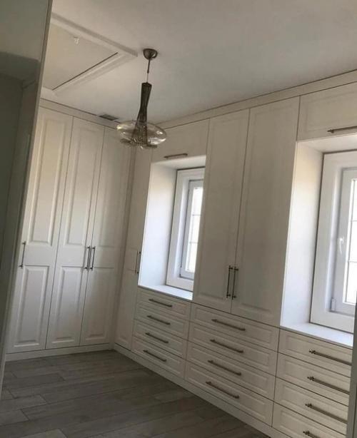 Вот повезло же кому-то с размерами квартиры целая огромная комната - шикарная гардеробная для большой семьи! 02