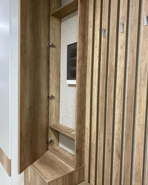 Наша прихожая.  Мебель делали на заказ, дизайн я продумывала сама, с функционалом помог мастер разобраться. 07