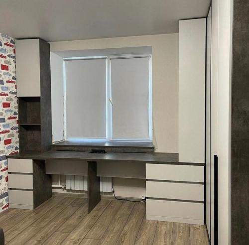 Практичный ли вариант размещения мебели вокруг окна. 01