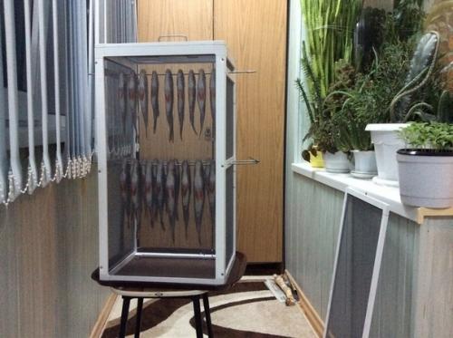 Интерьеры - это хорошо, но вот вам на ваш суд моя поделка) как в квартире на балконе сушить рыбу идею подсмотрел в интеренете, сделал сам.