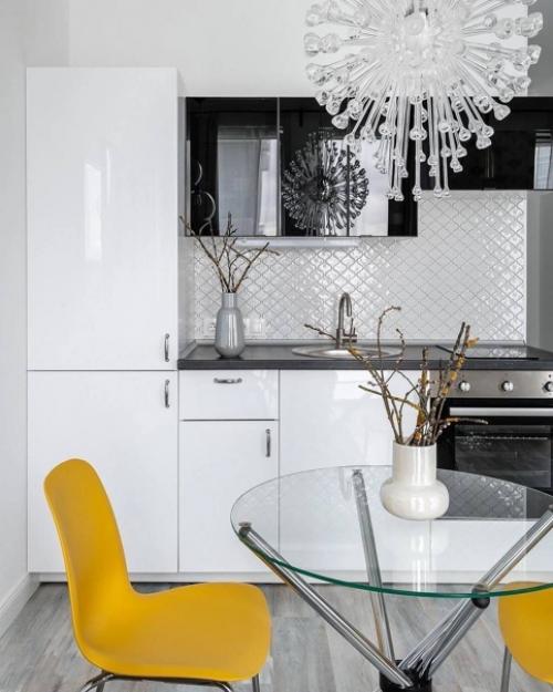 Квартира - студия в белом цвете я яркими акцентами. 05